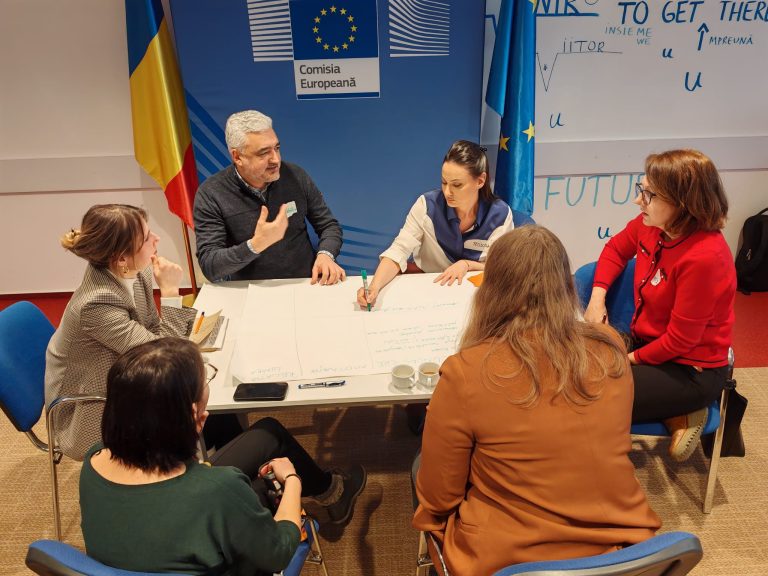 Oameni interacționând într-un atelier, învățând soluții sustenabile, transformând concepte în acțiuni concrete.