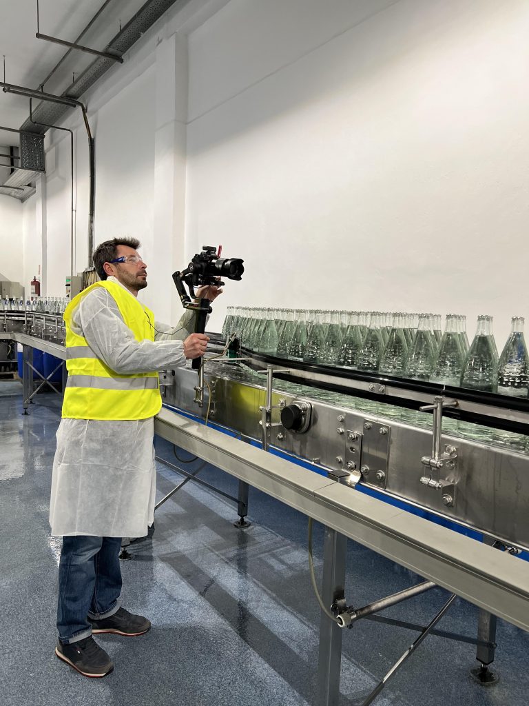 Soluții sustenabile inspiră schimbare: campanii video despre economie circulară și inițiative verzi.